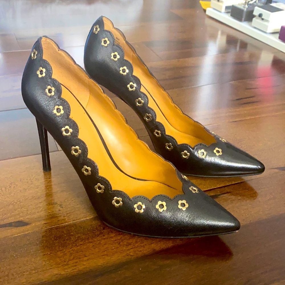 Black pumps with gold detail!